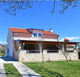 3 Bedroom Villa with Pool & Tennis Court near Sinj, sleeps 8